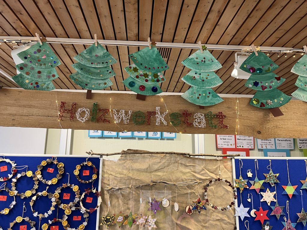 Dekoobjekte aus der Holzwerkstatt. Reifen, Sterne, Tannenbäume zum Aufhängen.