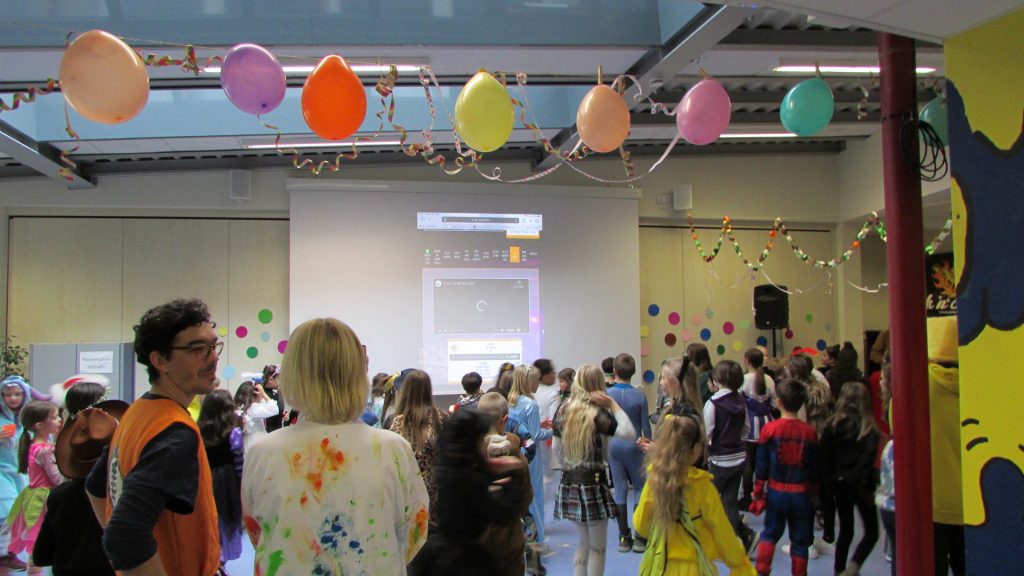 Ein Foto vom Schulfasching mit verkleideten Schülern und Betreuern.
