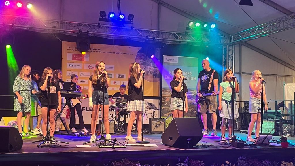 Die Schülerband tritt auf dem Fohlenmarkt auf.